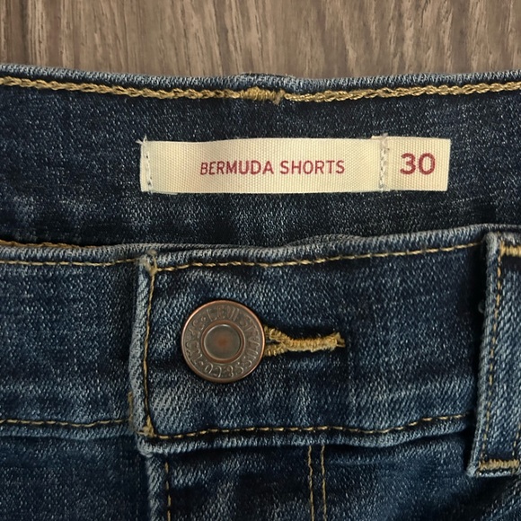 Levi’s Bermuda Shorts - Picture 3 of 5